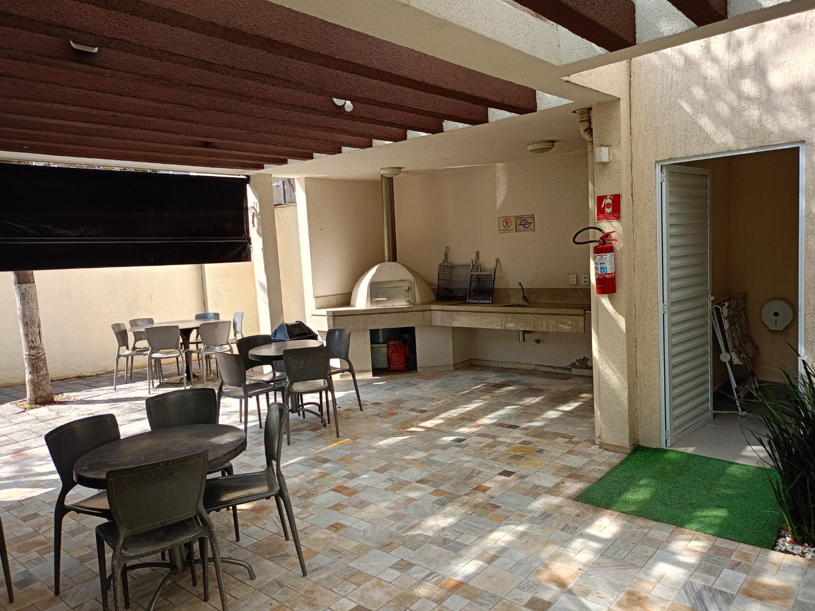 Salão de Festas Renovado: Novo Banheiro Exclusivo, Painel Decorativo e Vidro — foto 2