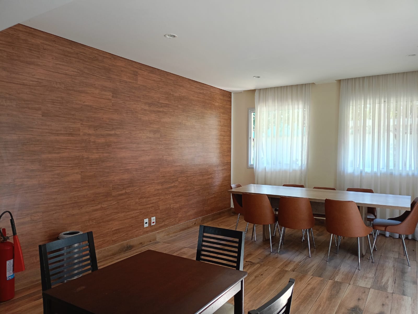 Salão de Festas Renovado: Novo Banheiro Exclusivo, Painel Decorativo e Vidro