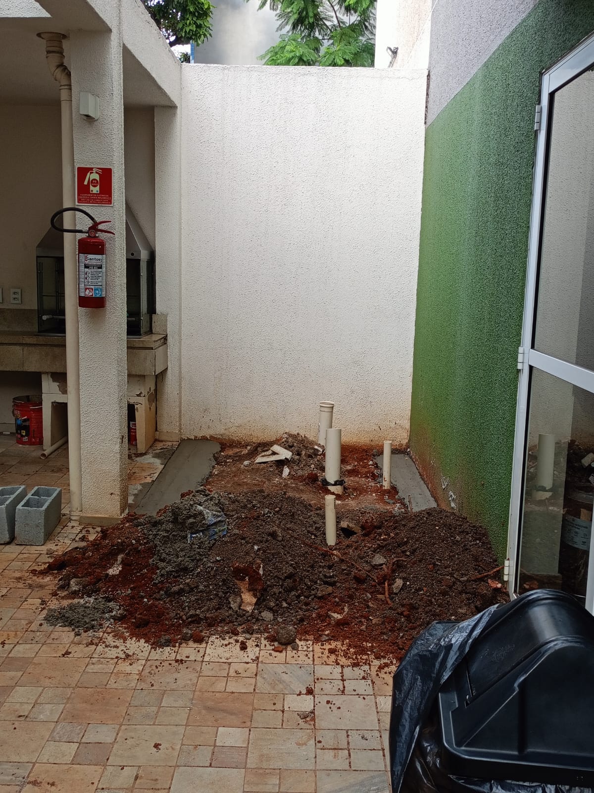 Salão de Festas Renovado: Novo Banheiro Exclusivo, Painel Decorativo e Vidro — foto 3